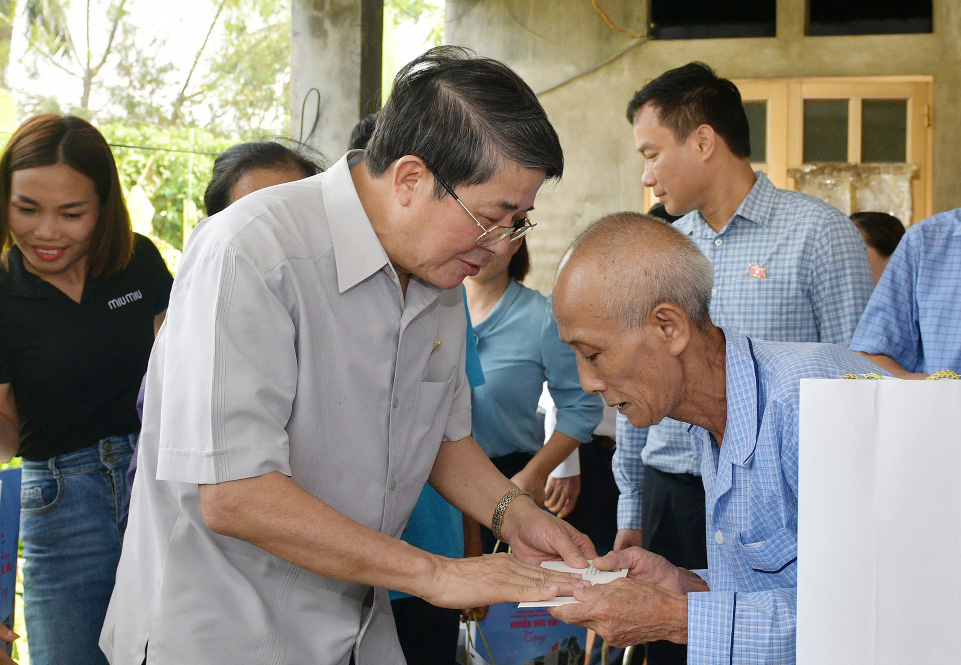 pho chu tich quoc hoi nguyen duc hai tham hoi dong vien nguoi dan bi thiet hai do bao so 3 tai hai duong hinh 6