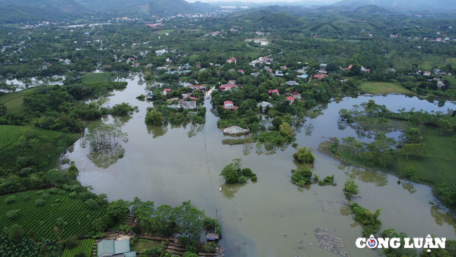 bao nha bao va cong luan cung cac manh thuong quan trao qua cho nguoi dan vung lu tinh tuyen quang hinh 2