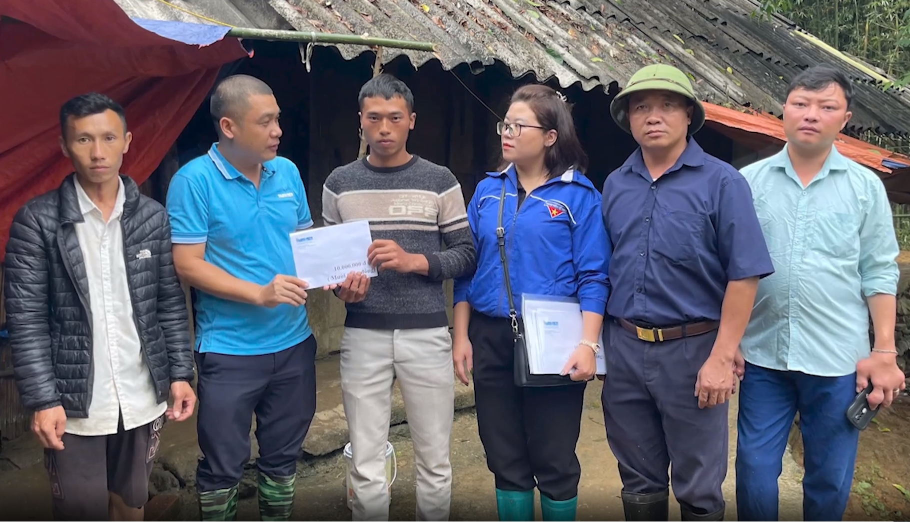 nguoi lam bao ket noi yeu thuong huong ve dong bao bao lut hinh 1