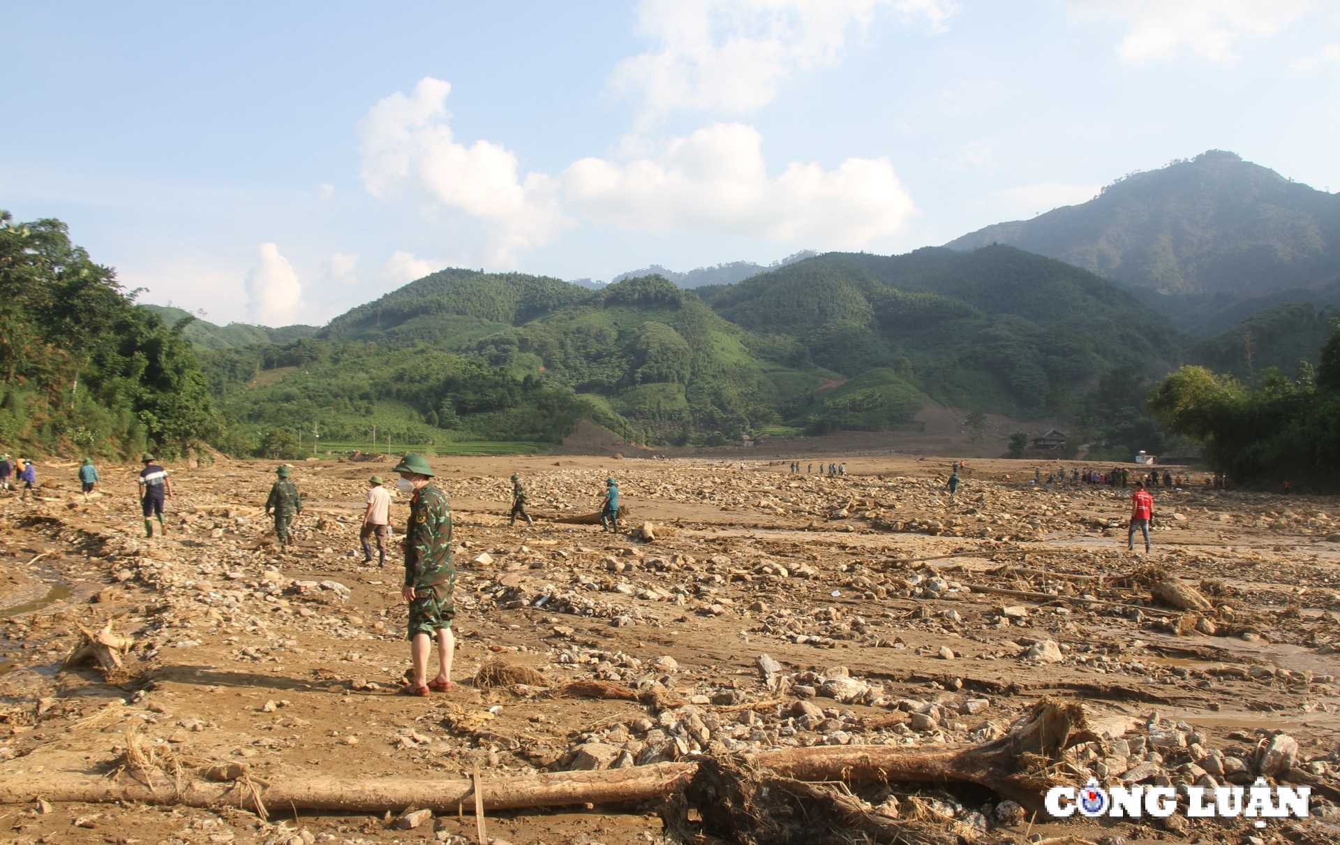 thon lang nu lao cai hoang tan sau sat lo dat hinh 2