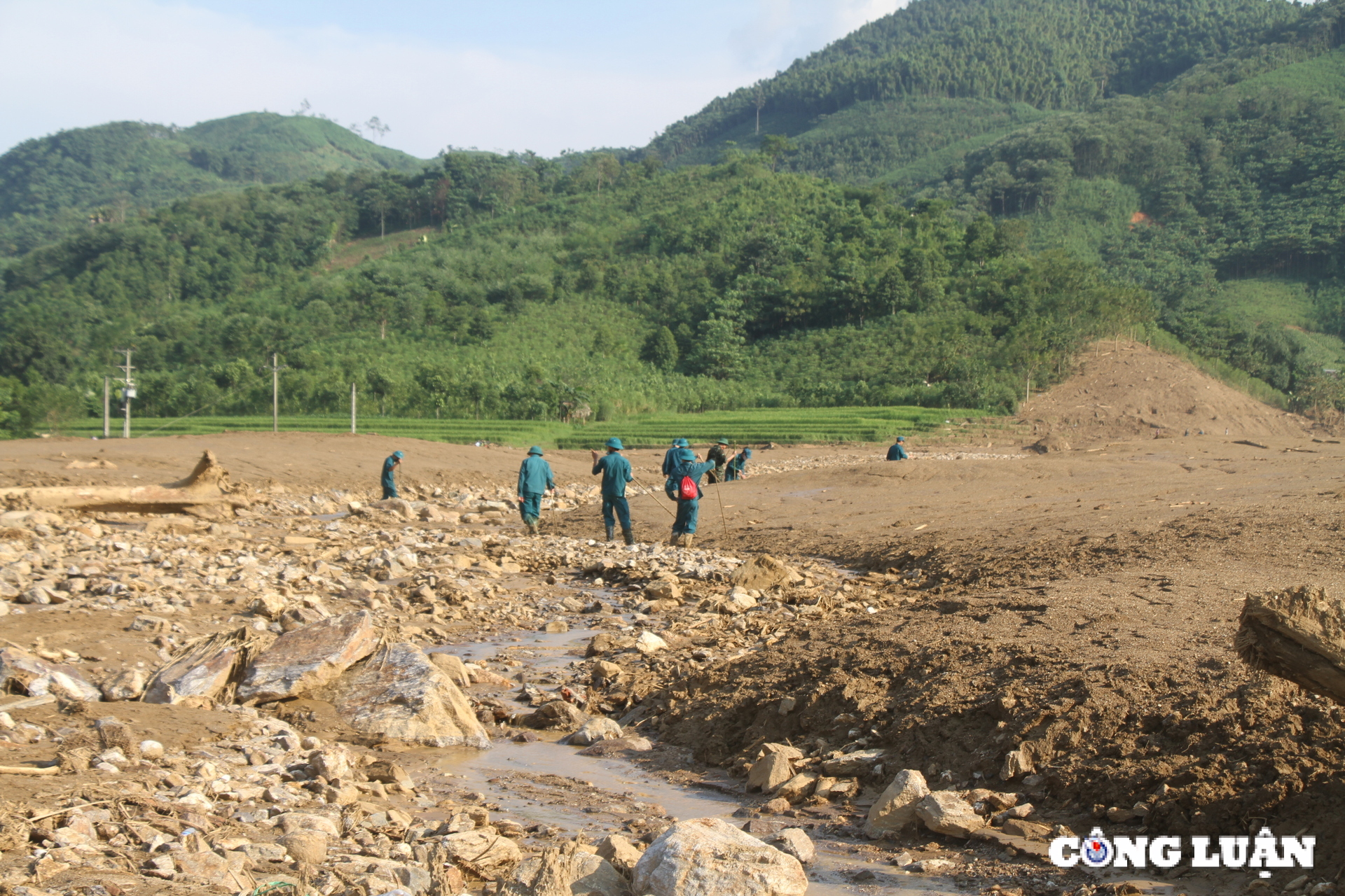 thon lang nu lao cai hoang tan sau sat lo dat hinh 3