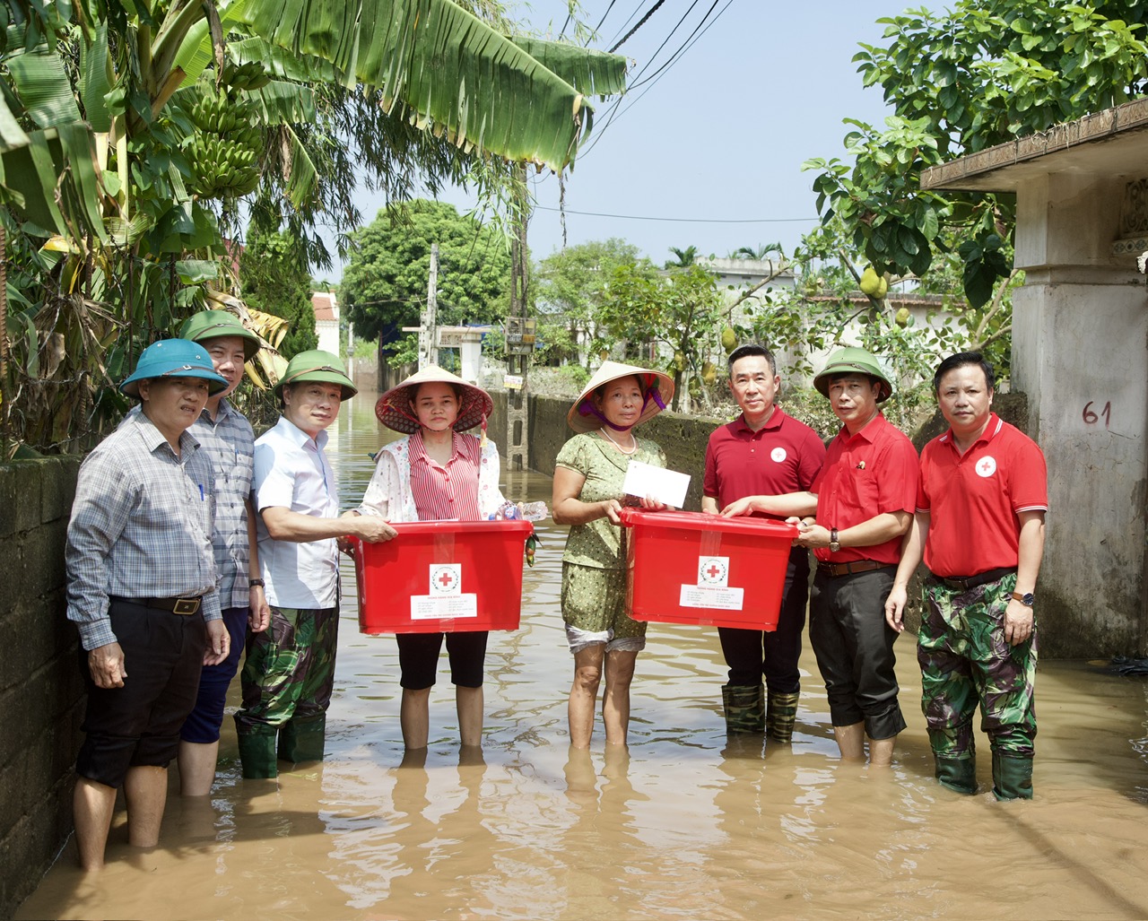 ban dan van trung uong trung uong hoi chu thap do viet nam tham tang qua cac ho dan bi lu lut tai ninh binh nam dinh hinh 3