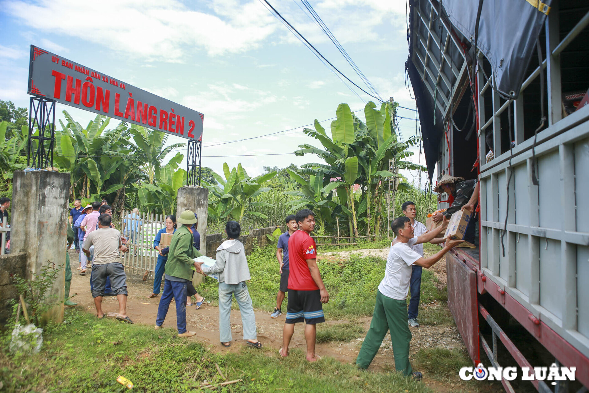 bao nha bao va cong luan cung cac manh thuong quan trao qua cho nguoi dan vung lu tinh tuyen quang hinh 9