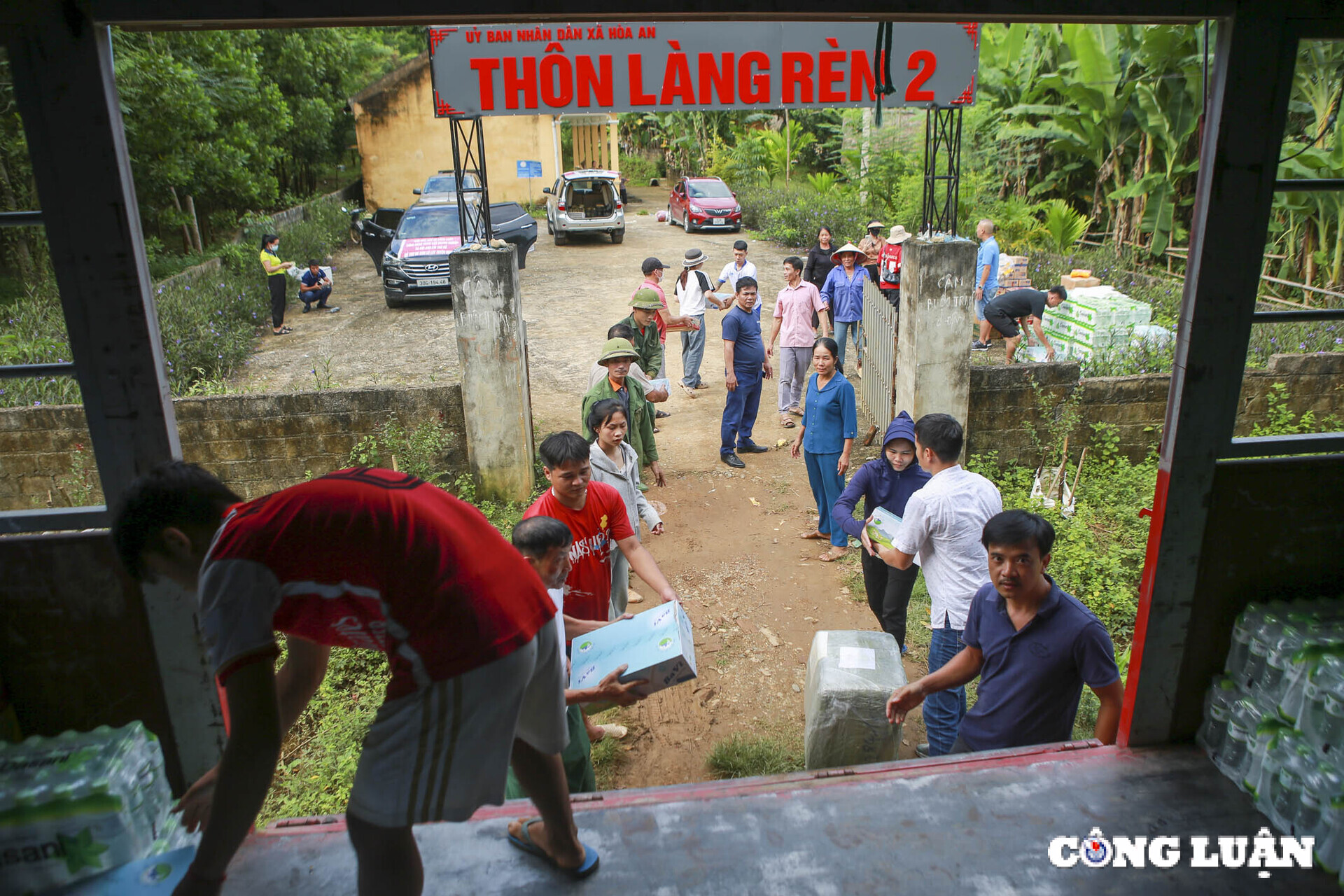 bao nha bao va cong luan cung cac manh thuong quan trao qua cho nguoi dan vung lu tinh tuyen quang hinh 10