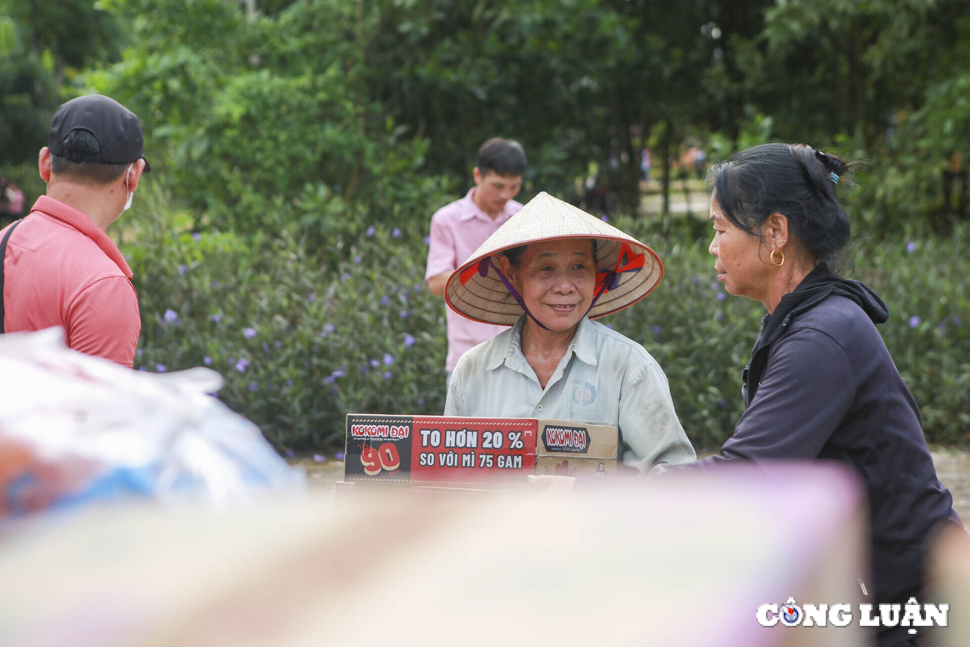 bao nha bao va cong luan cung cac manh thuong quan trao qua cho nguoi dan vung lu tinh tuyen quang hinh 14