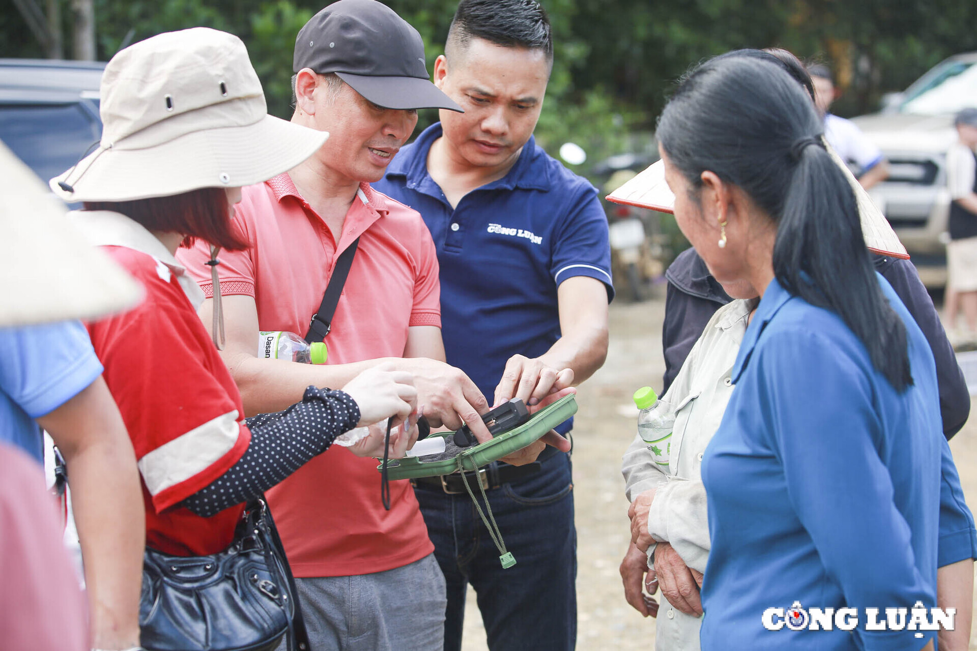 bao nha bao va cong luan cung cac manh thuong quan trao qua cho nguoi dan vung lu tinh tuyen quang hinh 13