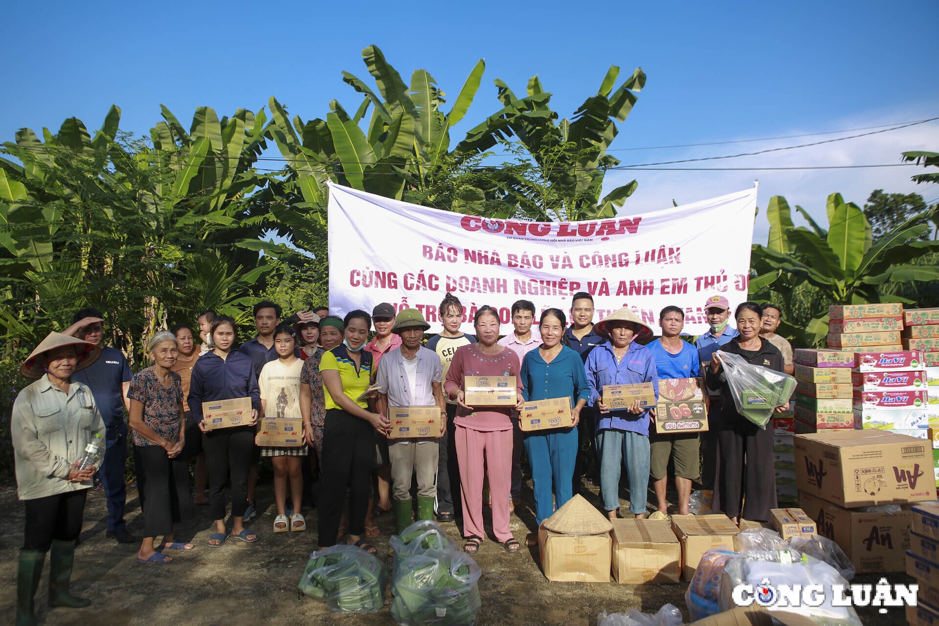 bao nha bao va cong luan cung cac manh thuong quan trao qua cho nguoi dan vung lu tinh tuyen quang hinh 16