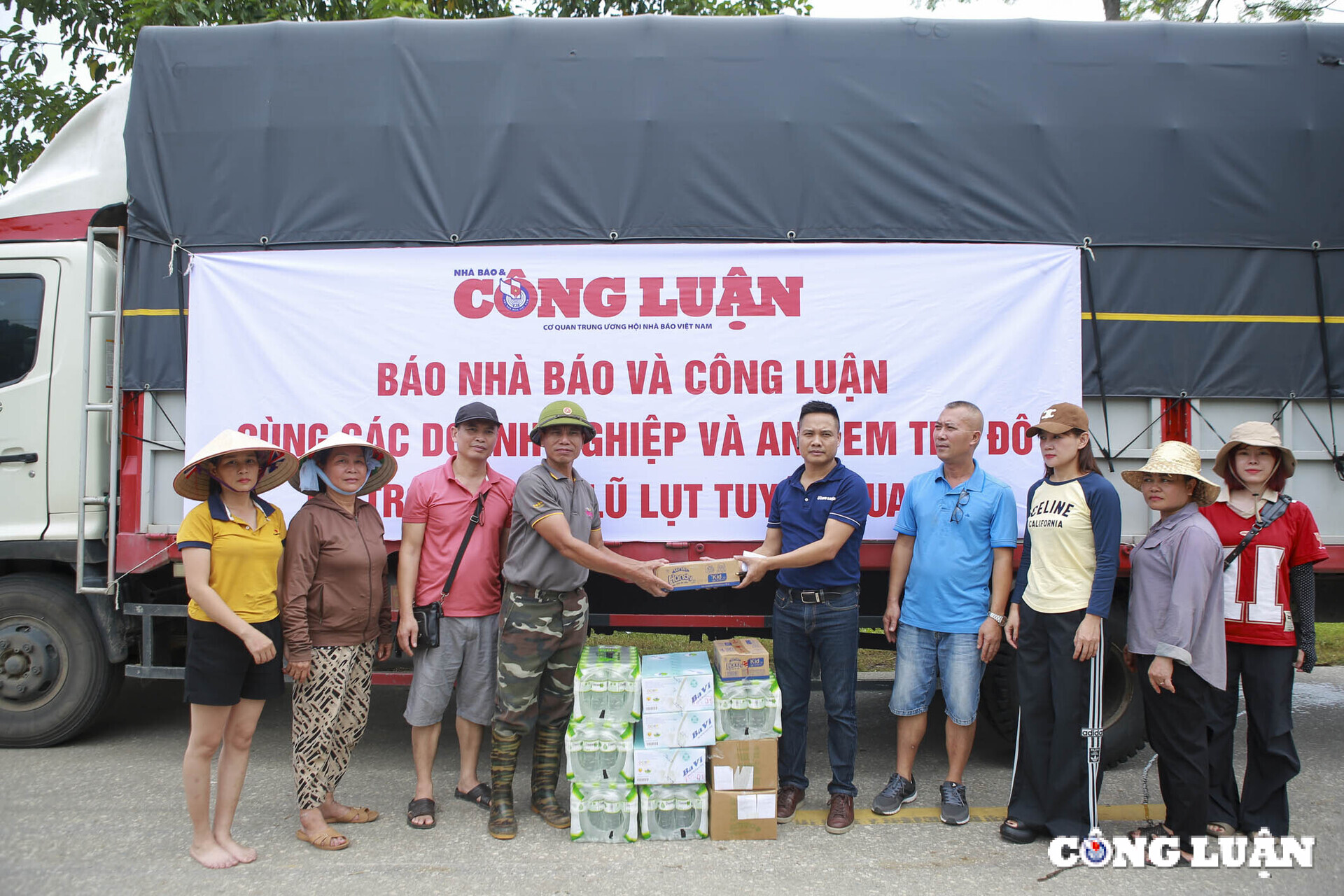 bao nha bao va cong luan cung cac manh thuong quan trao qua cho nguoi dan vung lu tinh tuyen quang hinh 5