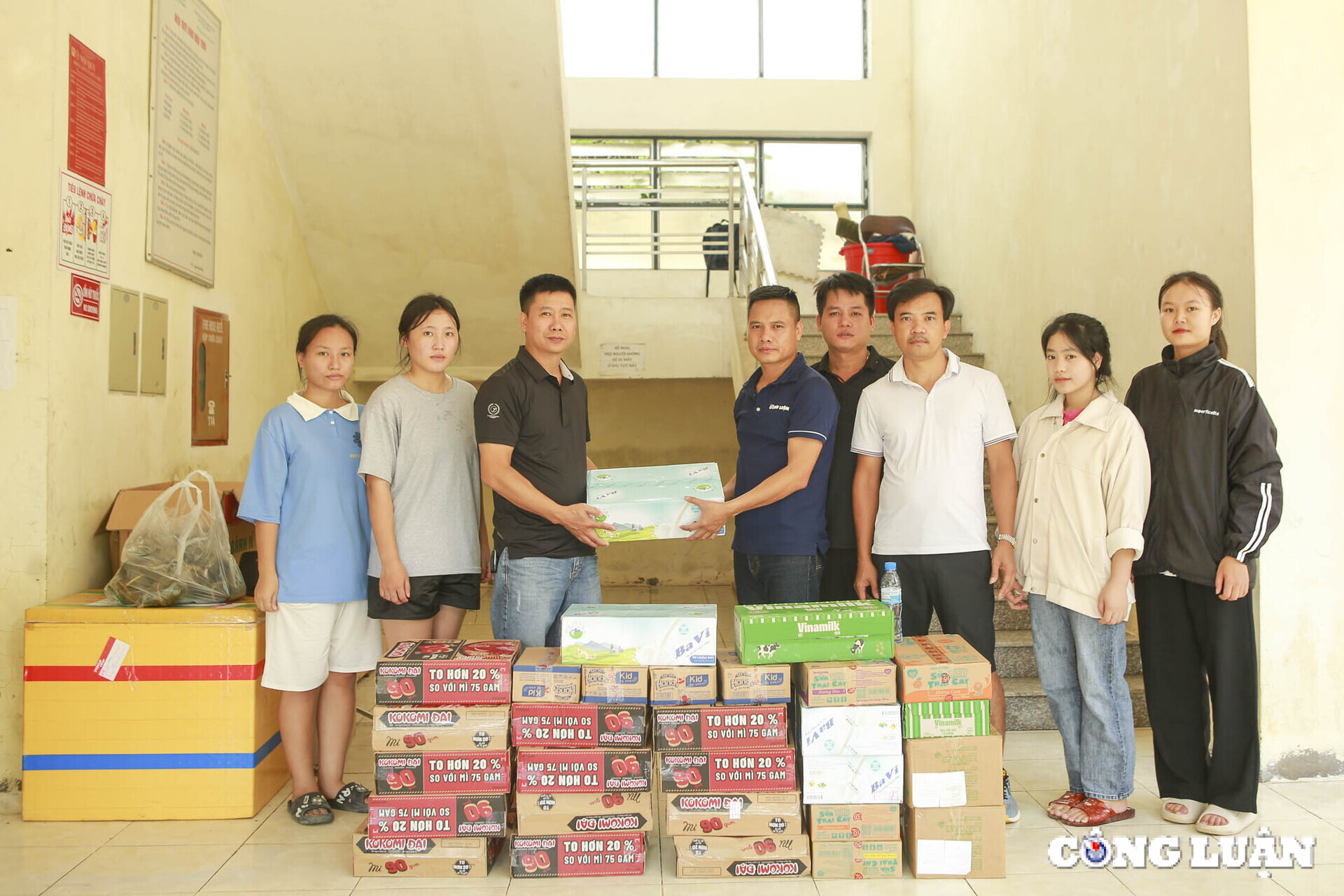 bao nha bao va cong luan cung cac manh thuong quan trao qua cho nguoi dan vung lu tinh tuyen quang hinh 25