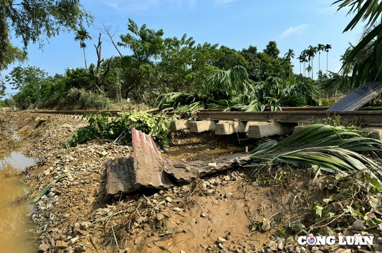 ha tang duong sat phia bac thiet hai nang do mua lu hinh 1