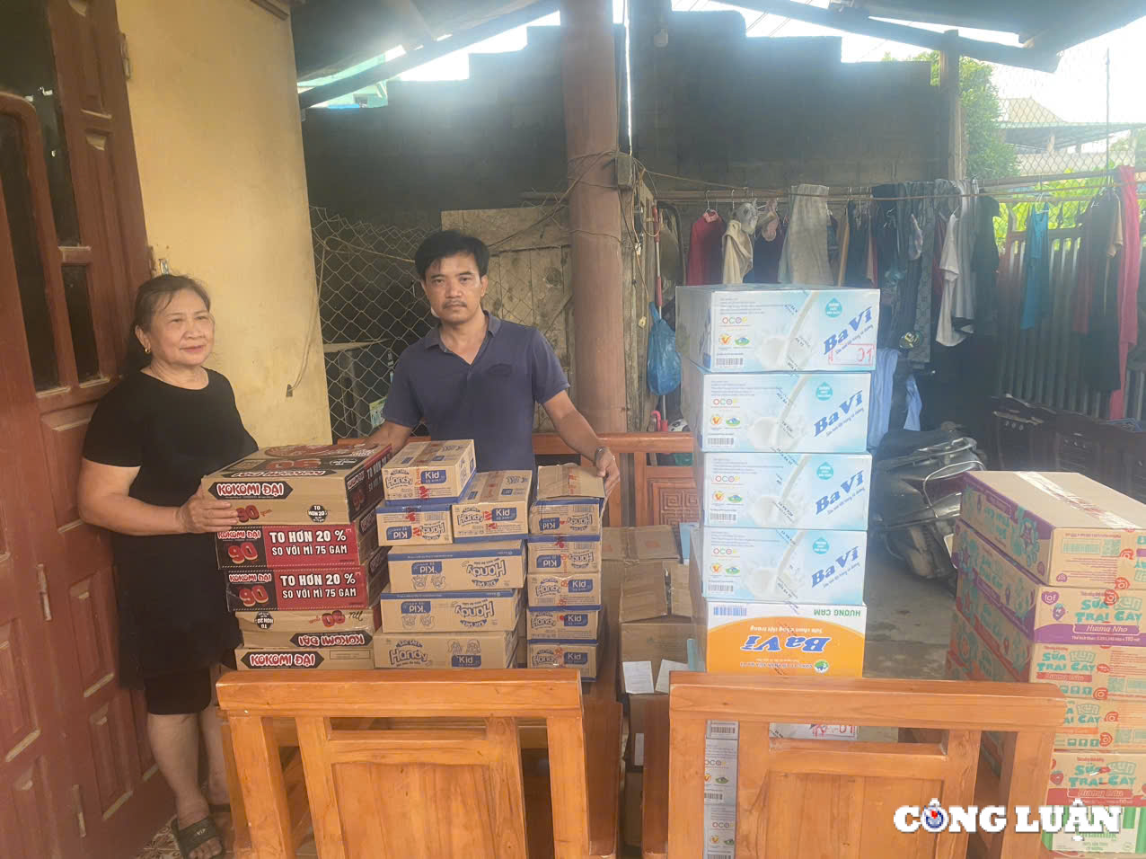 bao nha bao va cong luan cung cac manh thuong quan trao qua cho nguoi dan vung lu tinh tuyen quang hinh 17