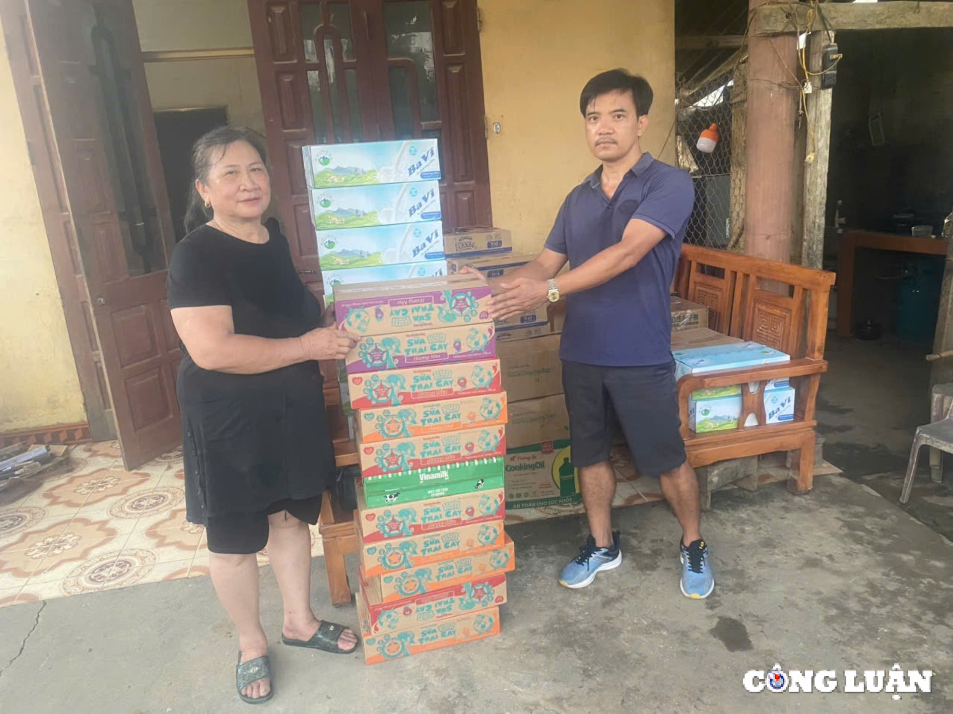 bao nha bao va cong luan cung cac manh thuong quan trao qua cho nguoi dan vung lu tinh tuyen quang hinh 18