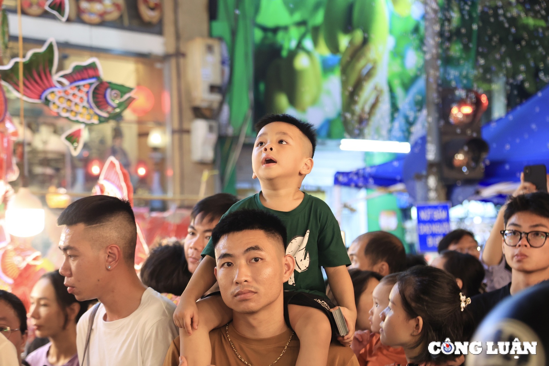 dong nguoi nuom nuop keo ve pho hang ma choi trung thu som hinh 7