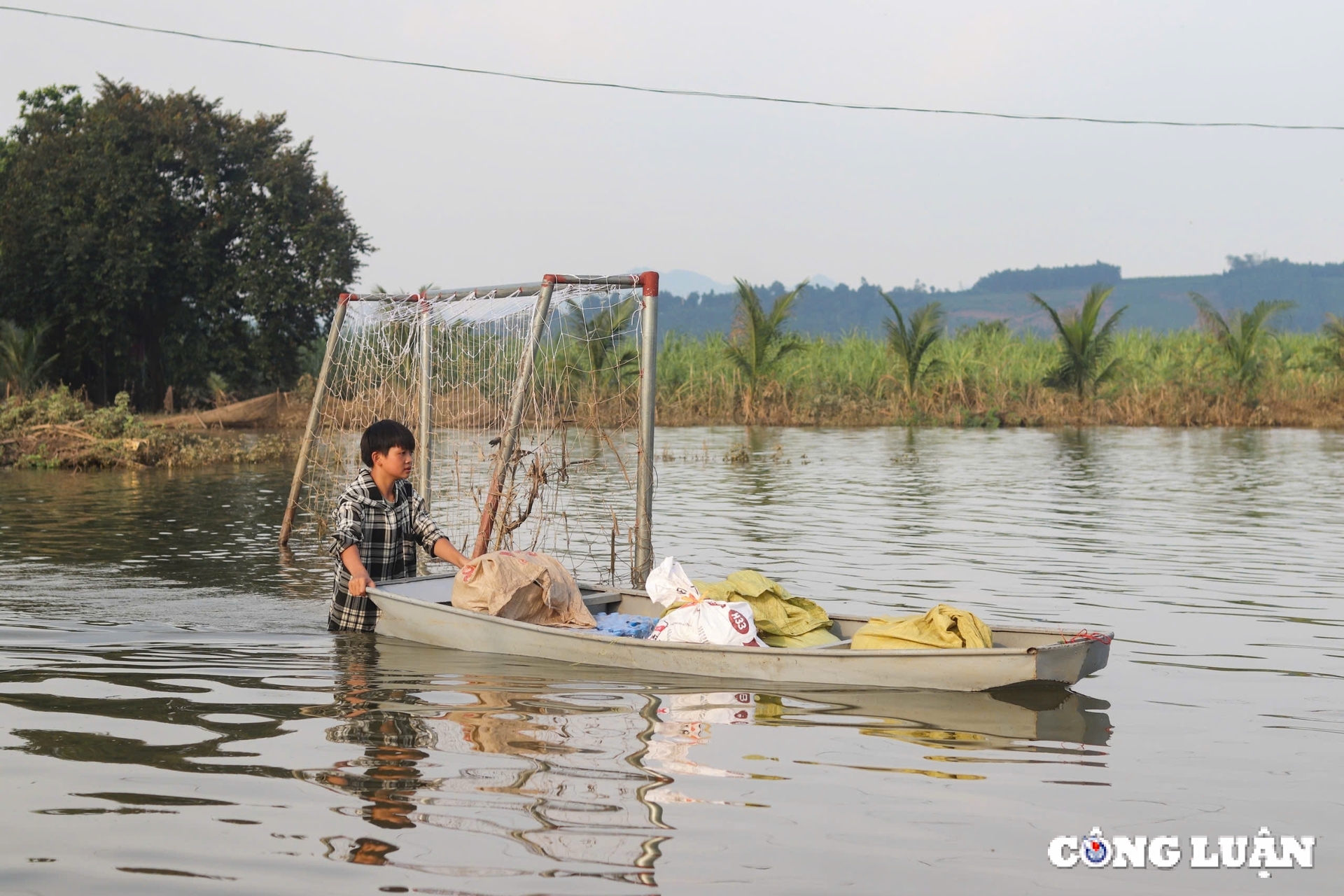 thach thanh thanh hoa nguoi dan tranh thu don nha khi nuoc lu rut hinh 11