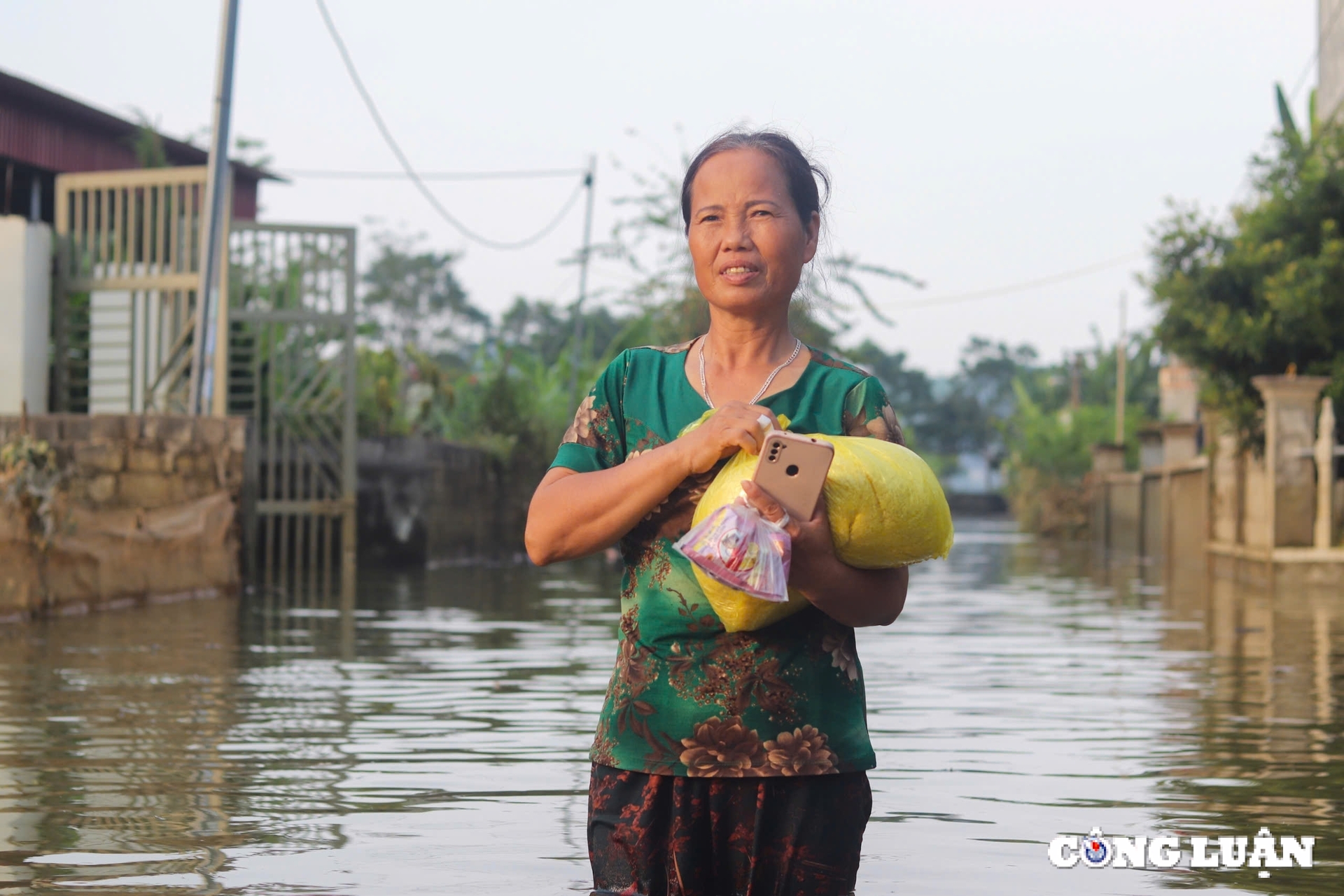 thach thanh thanh hoa nguoi dan tranh thu don nha khi nuoc lu rut hinh 9