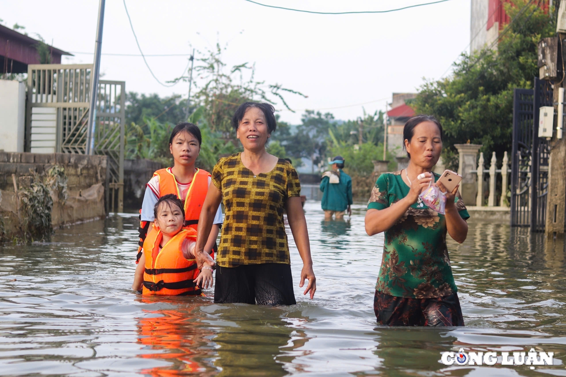 thach thanh thanh hoa nguoi dan tranh thu don nha khi nuoc lu rut hinh 6