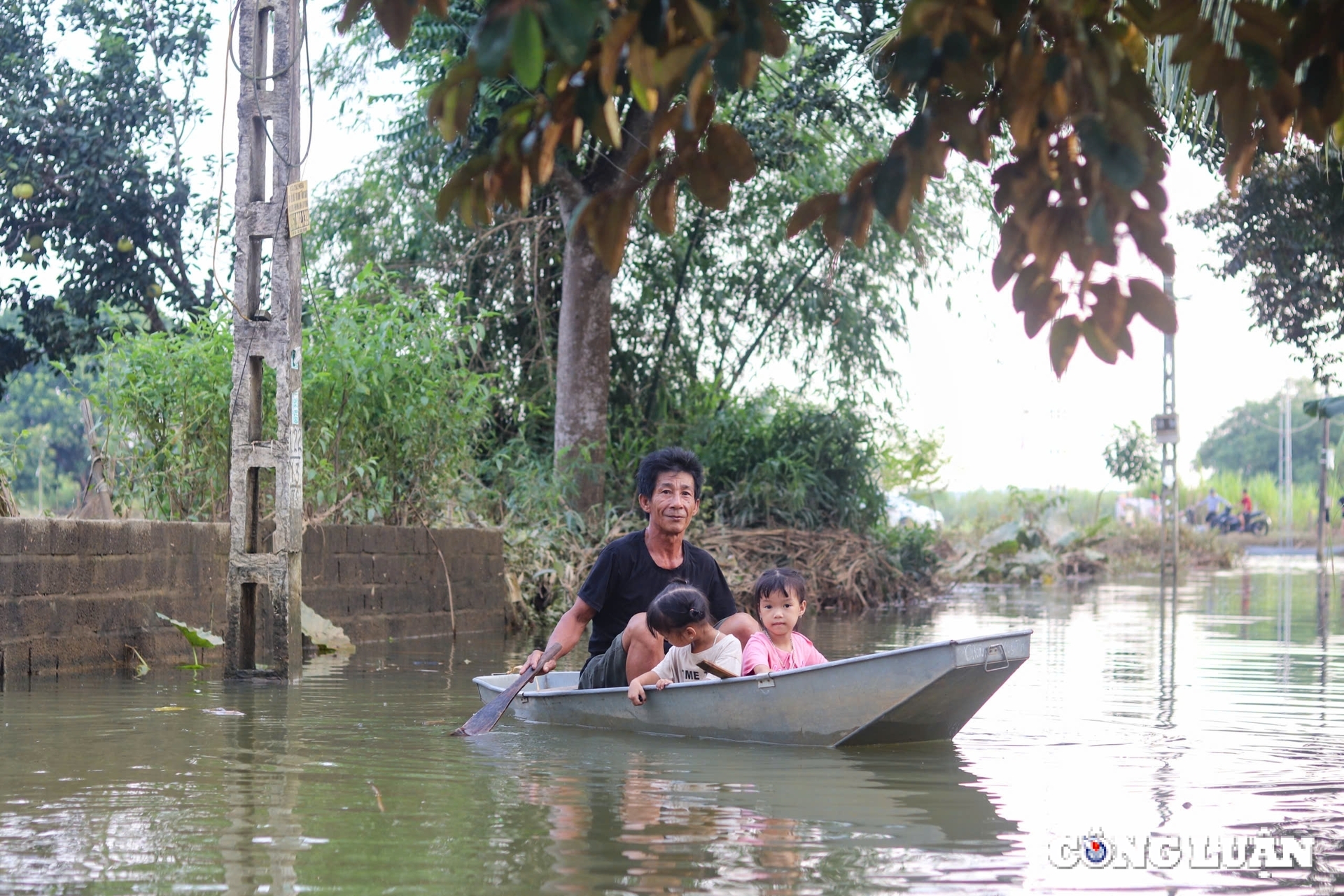 thach thanh thanh hoa nguoi dan tranh thu don nha khi nuoc lu rut hinh 10