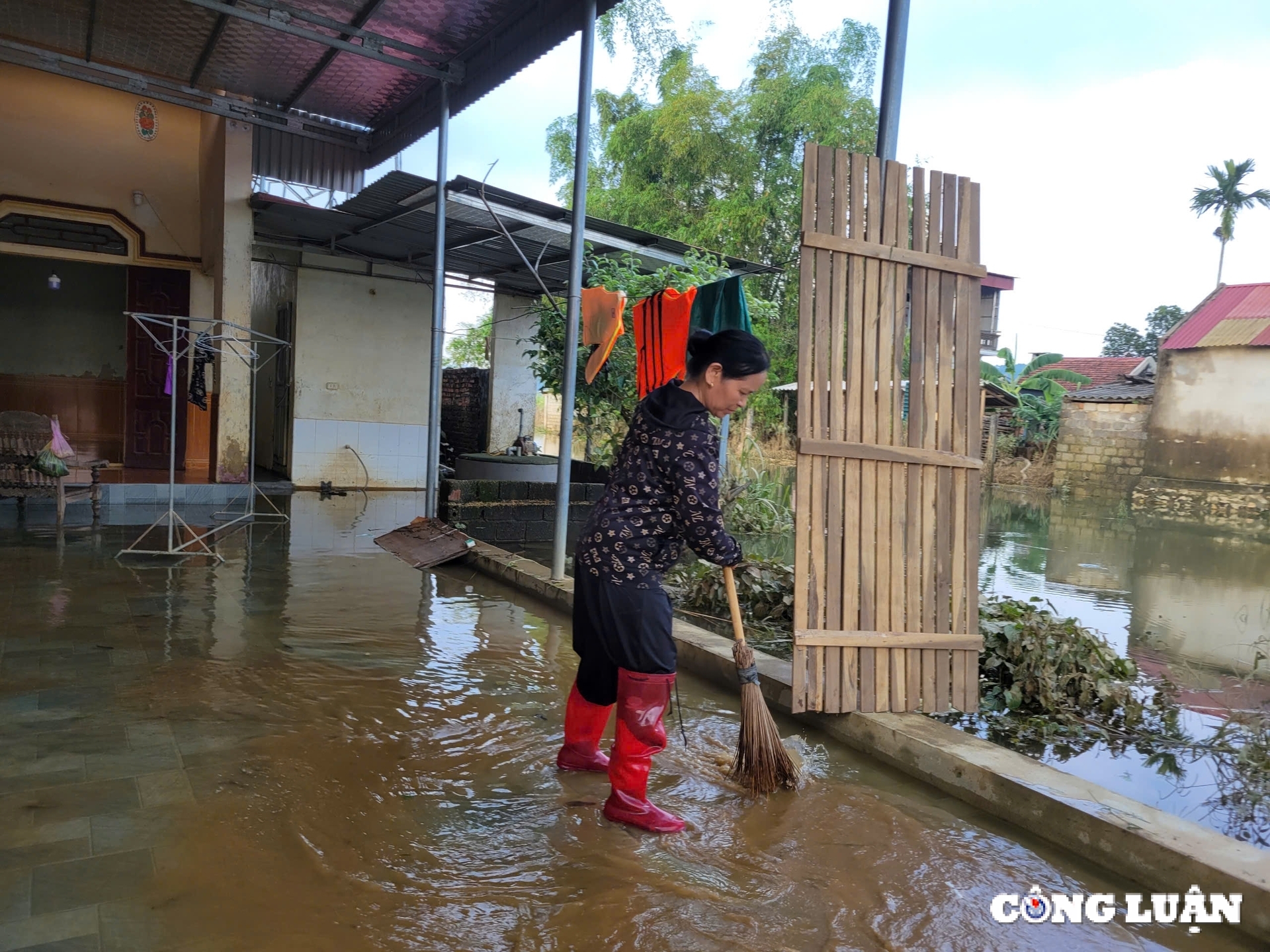 thach thanh thanh hoa nguoi dan tranh thu don nha khi nuoc lu rut hinh 4