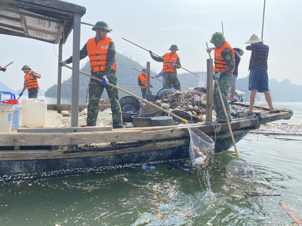 thu gom luong rac khung tren vinh ha long sau bao so 3 hinh 1