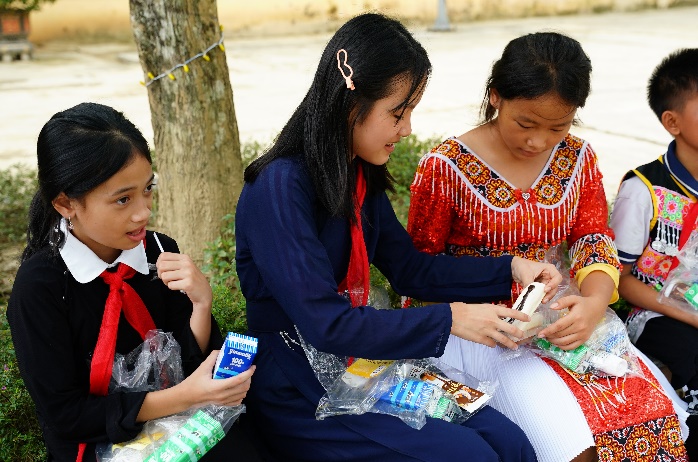 vinamilk cung tre em vung kho khan sau bao lu vui don trung thu hinh 6