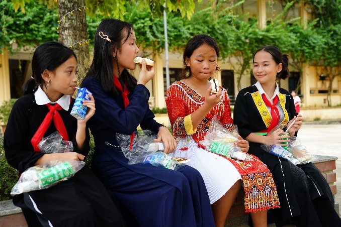 vinamilk cung tre em vung kho khan sau bao lu vui don trung thu hinh 5