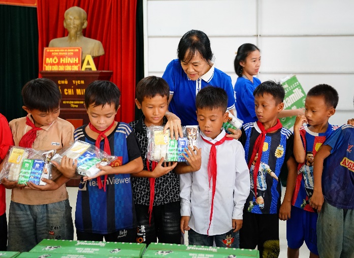 vinamilk cung tre em vung kho khan sau bao lu vui don trung thu hinh 3