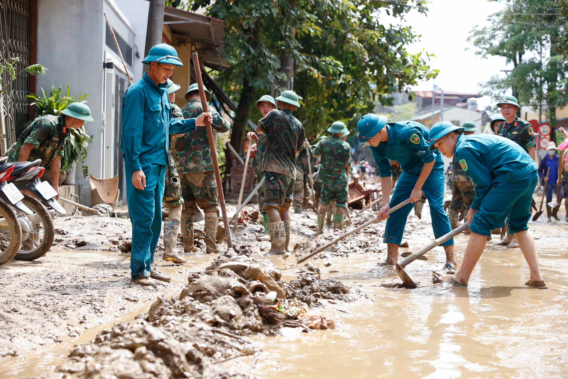 chinh phu ban hanh cac nhom nhiem vu giai phap trong tam de khan truong khac phuc hau qua bao so 3 hinh 1