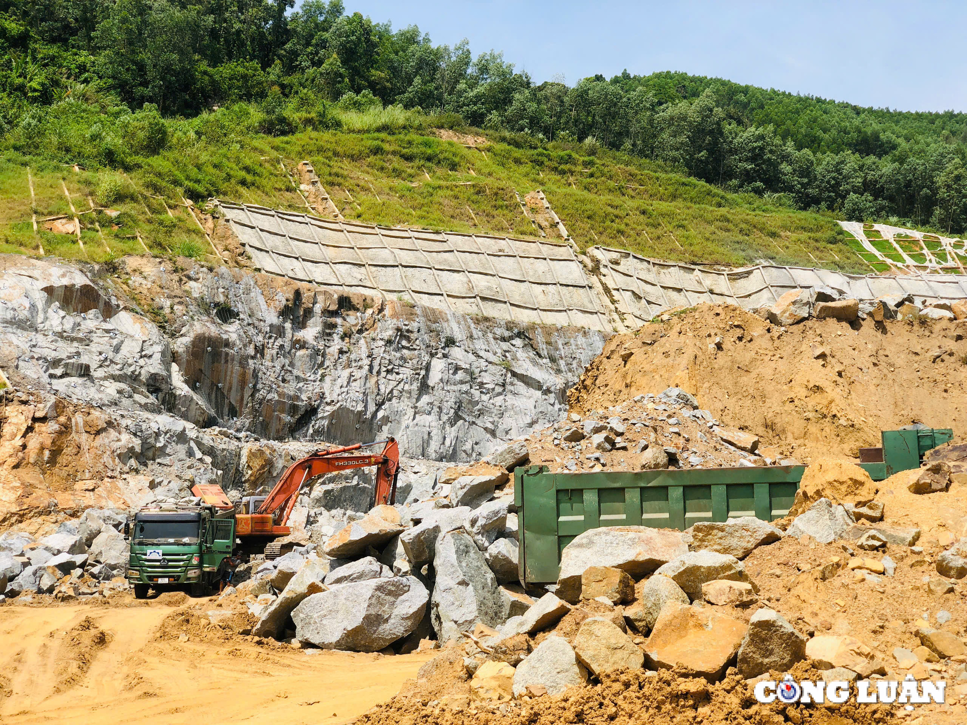 chum anh ngay dem khoet nui mo rong lan duong tren tuyen quoc lo 19 hinh 3