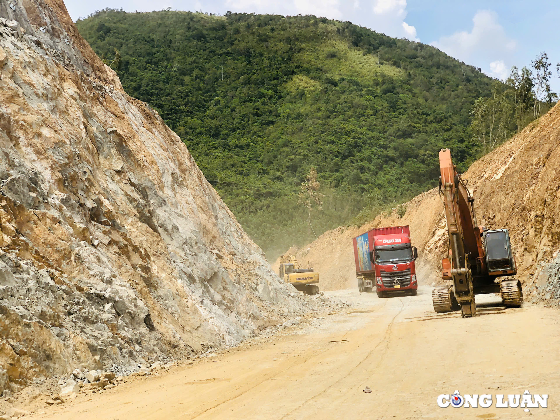 chum anh ngay dem khoet nui mo rong lan duong tren tuyen quoc lo 19 hinh 10