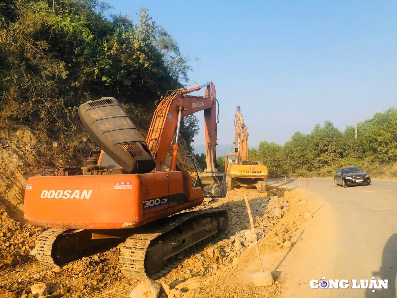 chum anh ngay dem khoet nui mo rong lan duong tren tuyen quoc lo 19 hinh 11