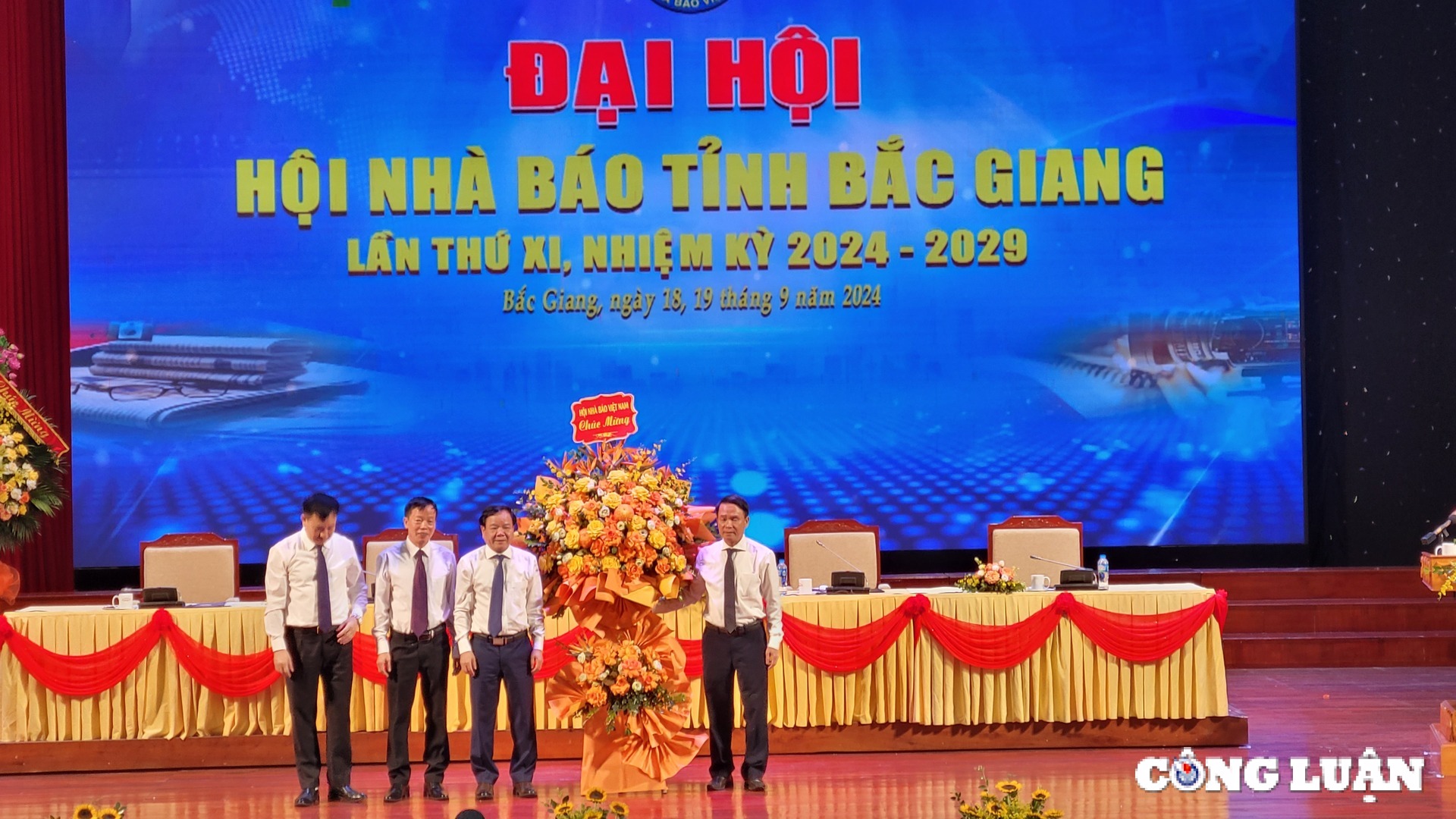 nguoi lam bao bac giang doan ket dong hanh dong gop vao su phat trien cua tinh hinh 3