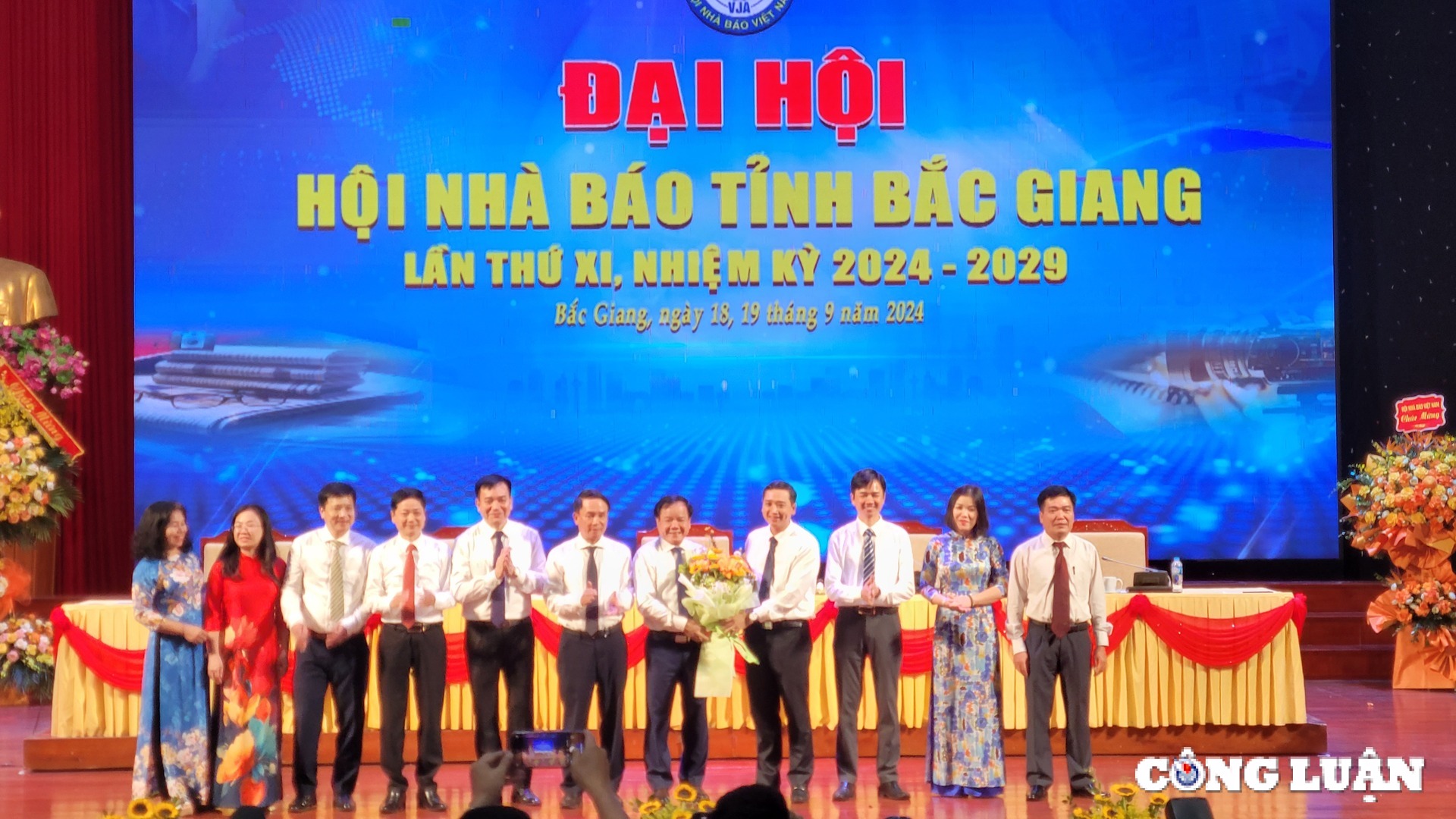 nguoi lam bao bac giang doan ket dong hanh dong gop vao su phat trien cua tinh hinh 7