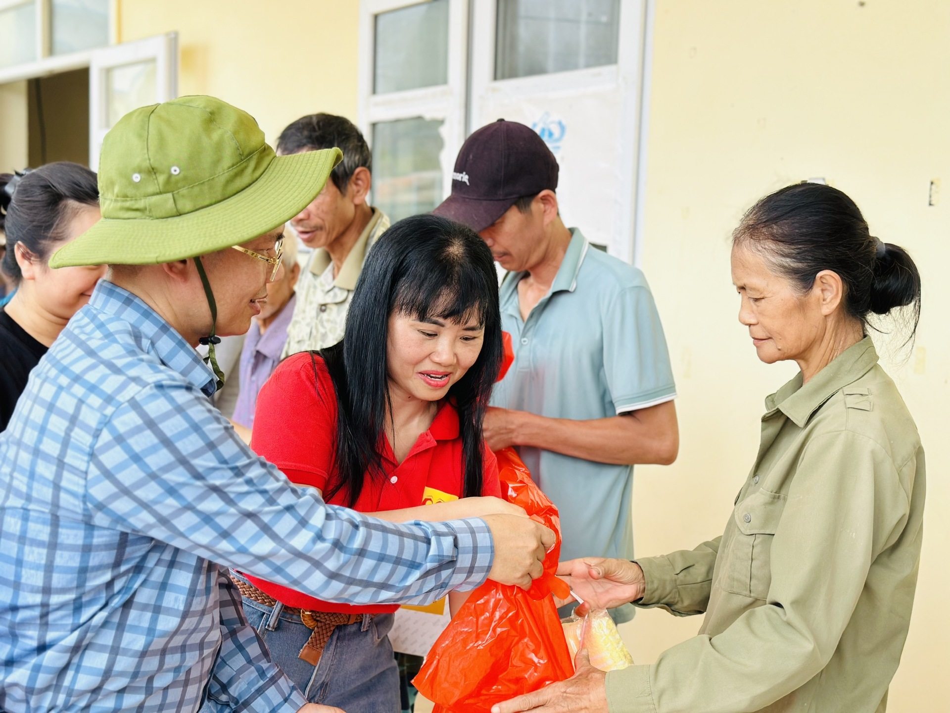 hoi nha bao tinh quang ninh ho tro nguoi dan xa dao ban sen huyen van don khac phuc hau qua sau mua bao hinh 1