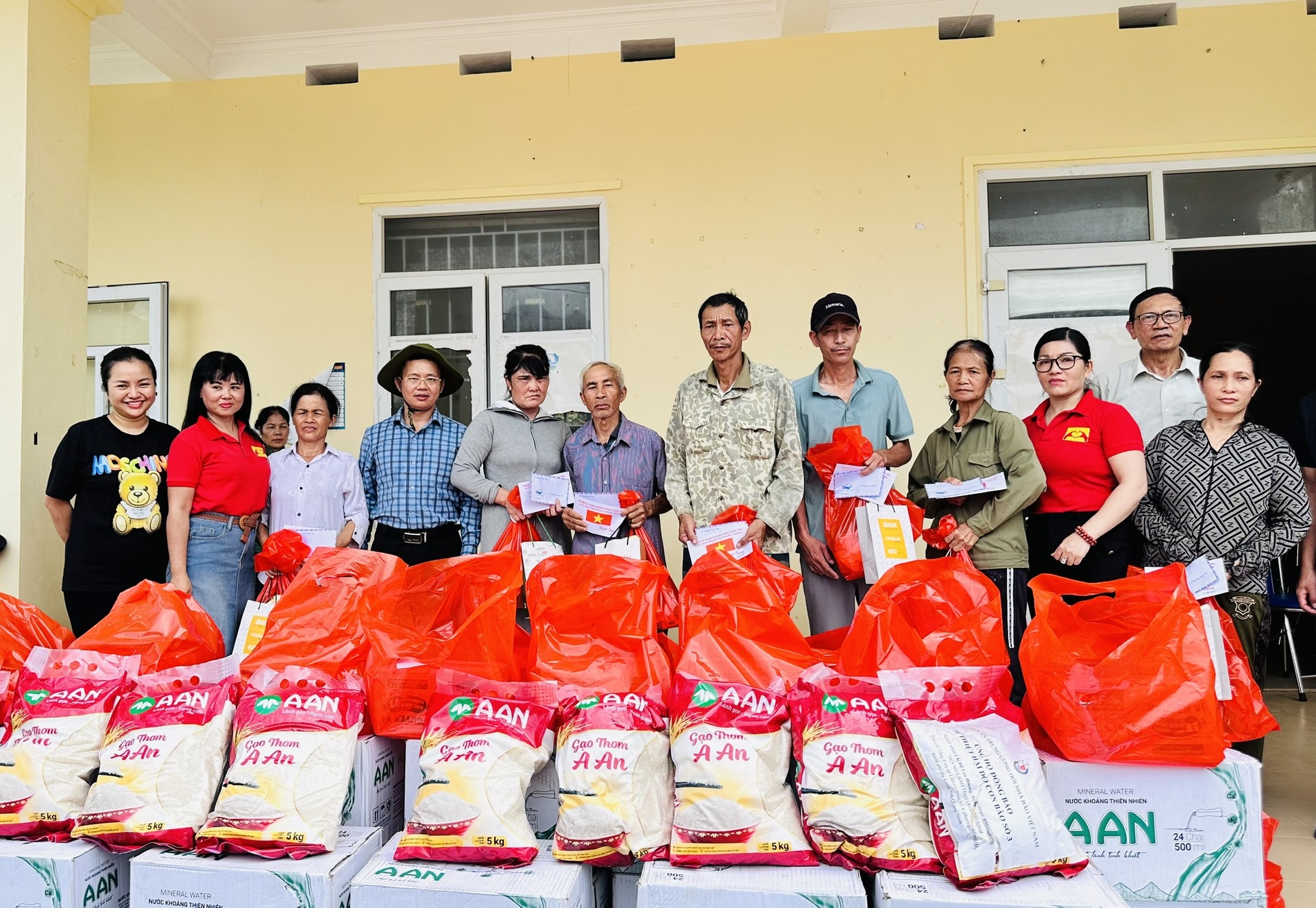 hoi nha bao tinh quang ninh ho tro nguoi dan xa dao ban sen huyen van don khac phuc hau qua sau mua bao hinh 2