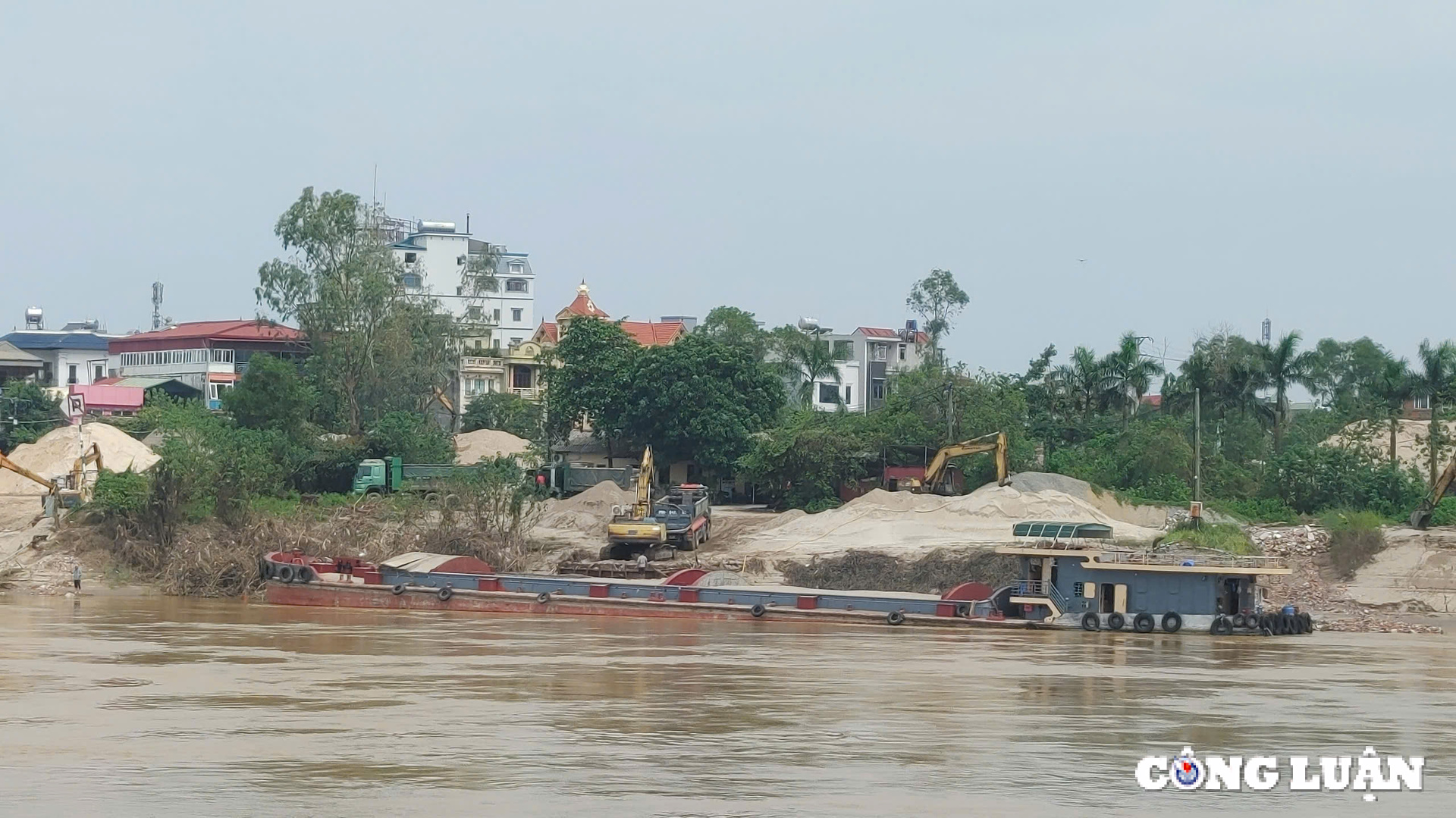 gia lam ha noi phot lo lenh cam cac ben bai van ngang nhien hoat dong trong mua mua bao hinh 4