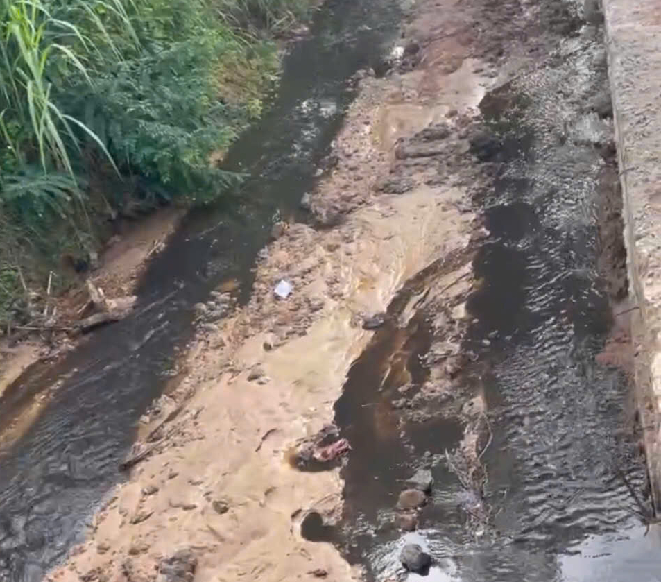 kon tum doanh nghiep nuoi heo ngang nhien lap ong nhua de xa nuoc thai ra suoi hinh 1