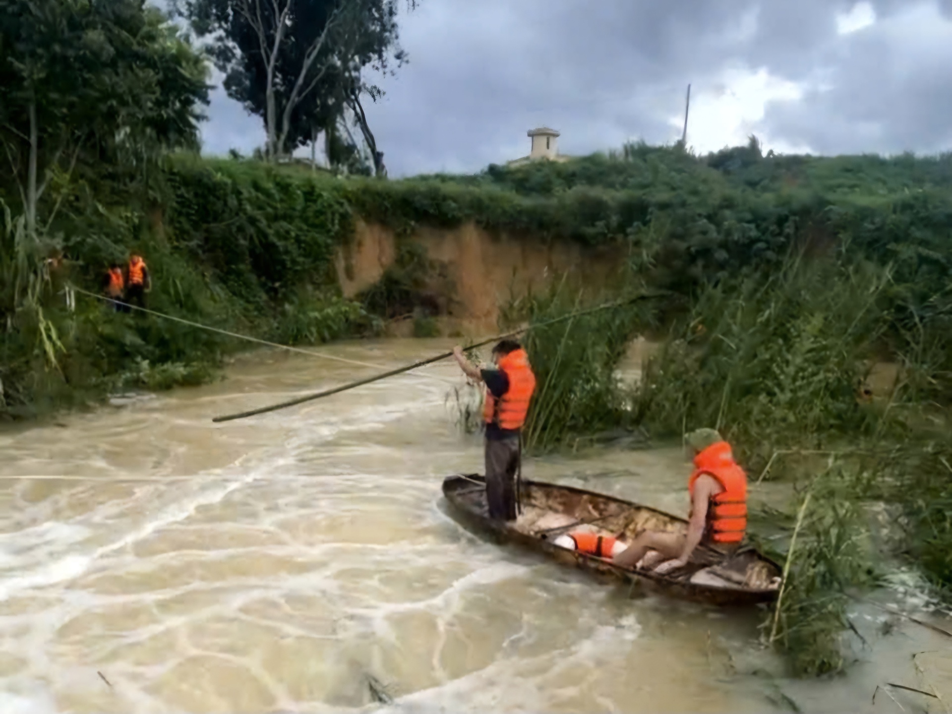 thanh hoa di qua tran giao thong bat can 1 nguoi thiet mang hinh 1