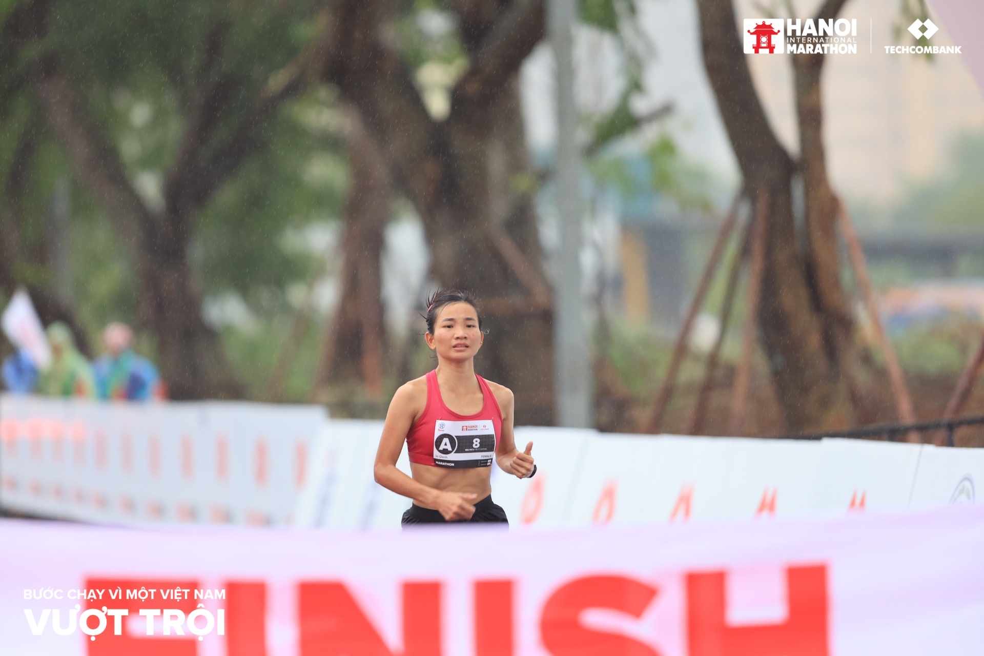 giai marathon quoc te ha noi techcombank mua 3 hanh trinh cua tinh than the thao kien dinh manh me hinh 2