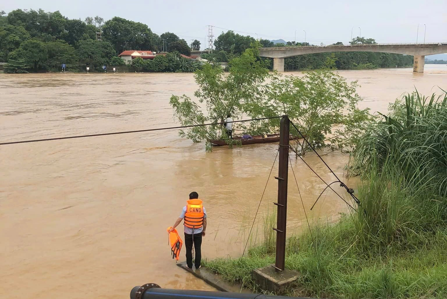 nguoi dan ong o thanh hoa bi nuoc lu cuon troi 2km song sot ky dieu hinh 1