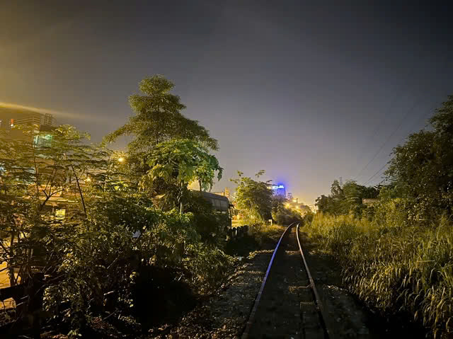 di bo tren duong ray xe lua nam sinh bi tau hoa tong tu vong hinh 1