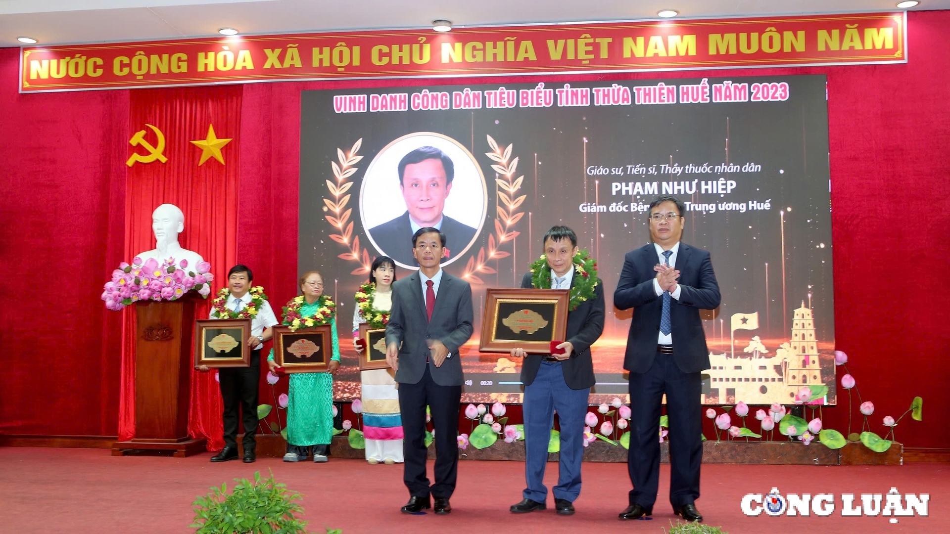 giao su pham nhu hiep duoc vinh danh la cong dan tieu bieu tinh thua thien hue hinh 1