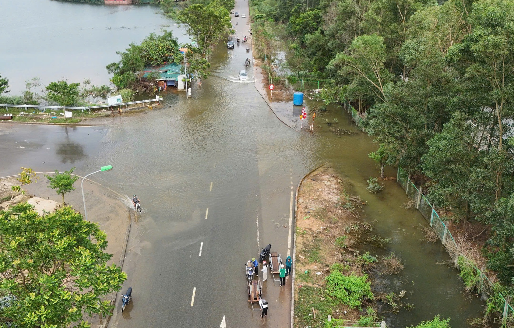 ha noi phuong tien co the di chuyen qua nhieu tuyen duong sau khi nuoc rut hinh 1