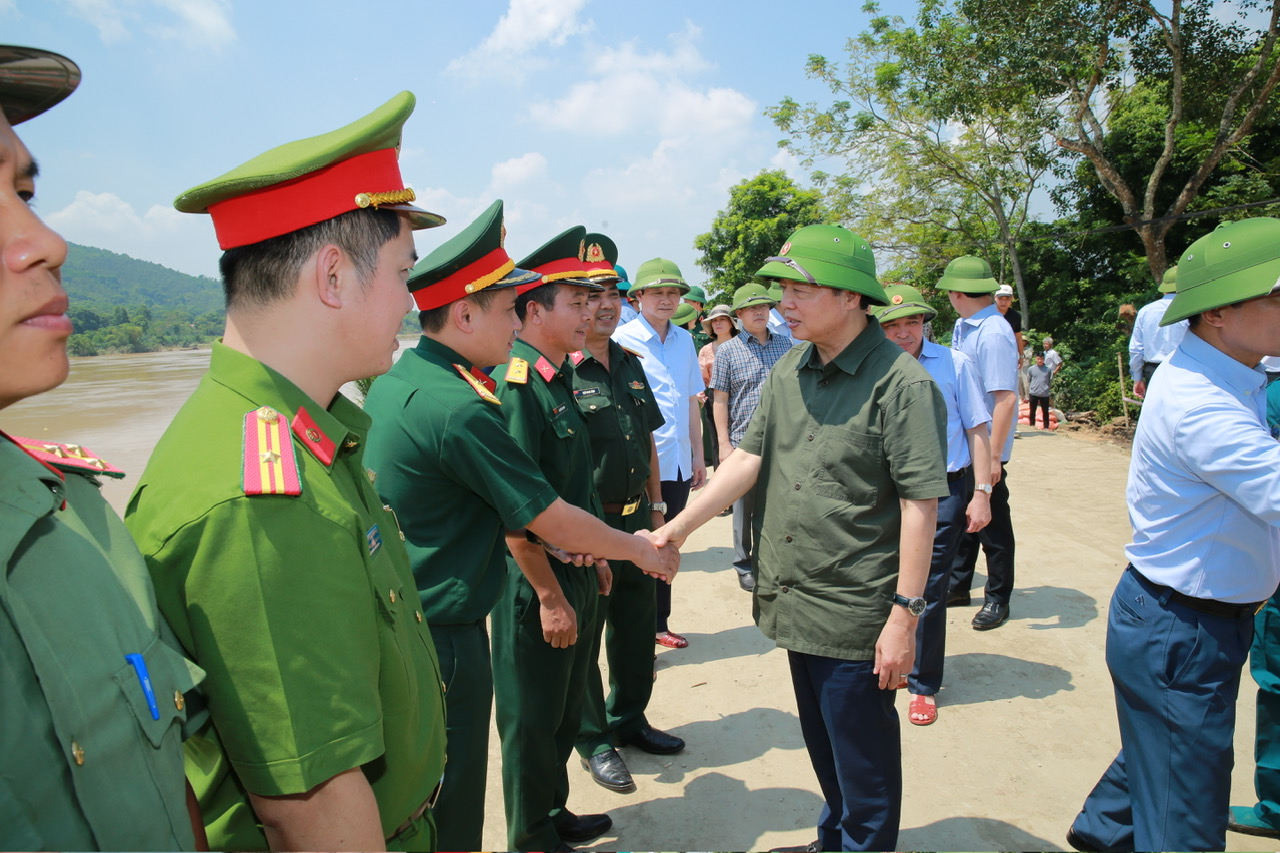 pho thu tuong tran hong ha kiem tra viec khac phuc hau qua mua lu tai thanh hoa hinh 3