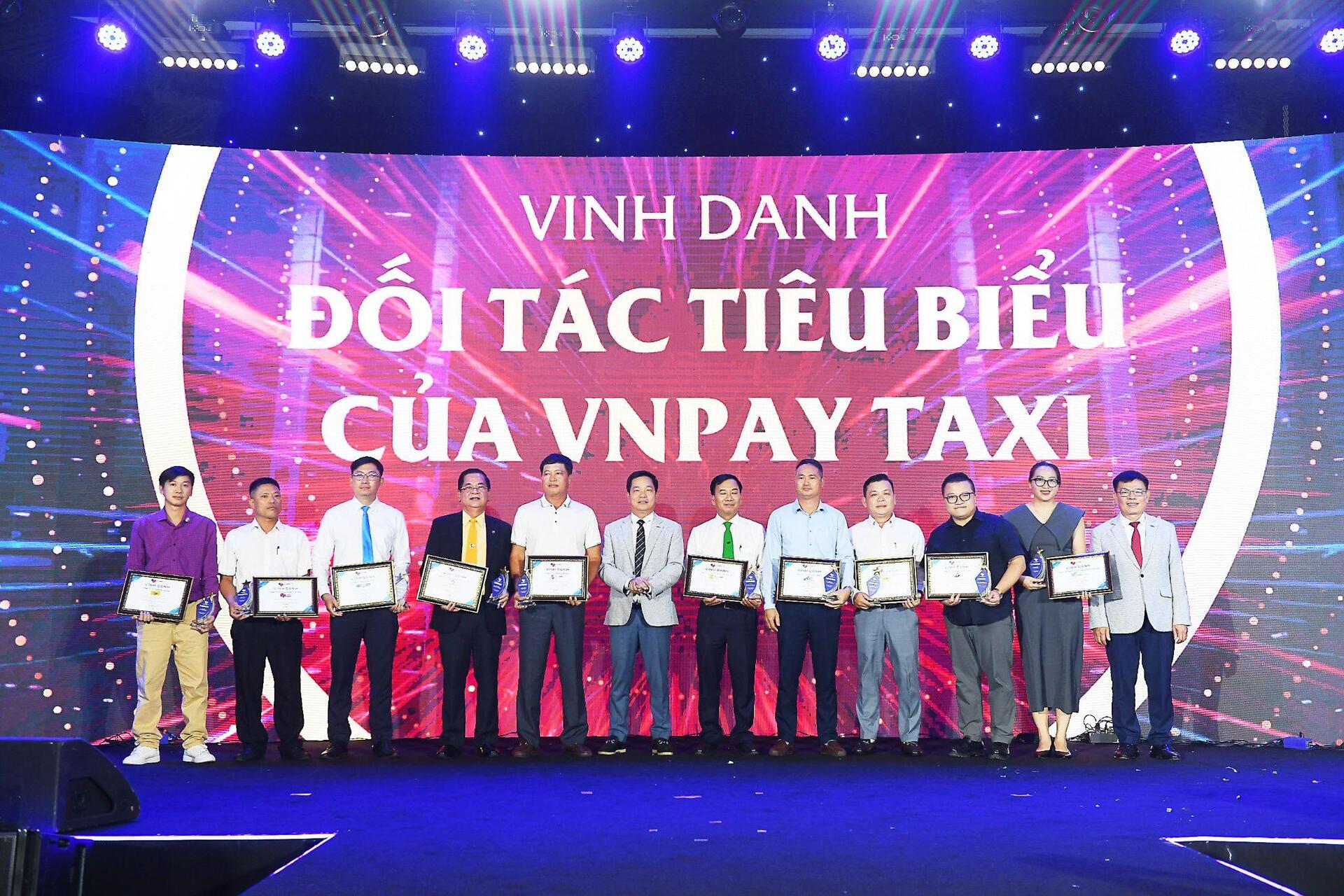 lan dau tien hon 200 hang taxi don vi nen tang hoi tu tai su kien doi tac toan quoc cua vnpay taxi hinh 1