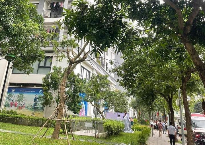 ha noi be trai 5 tuoi roi tu tang cao xuong dat tu vong hinh 1