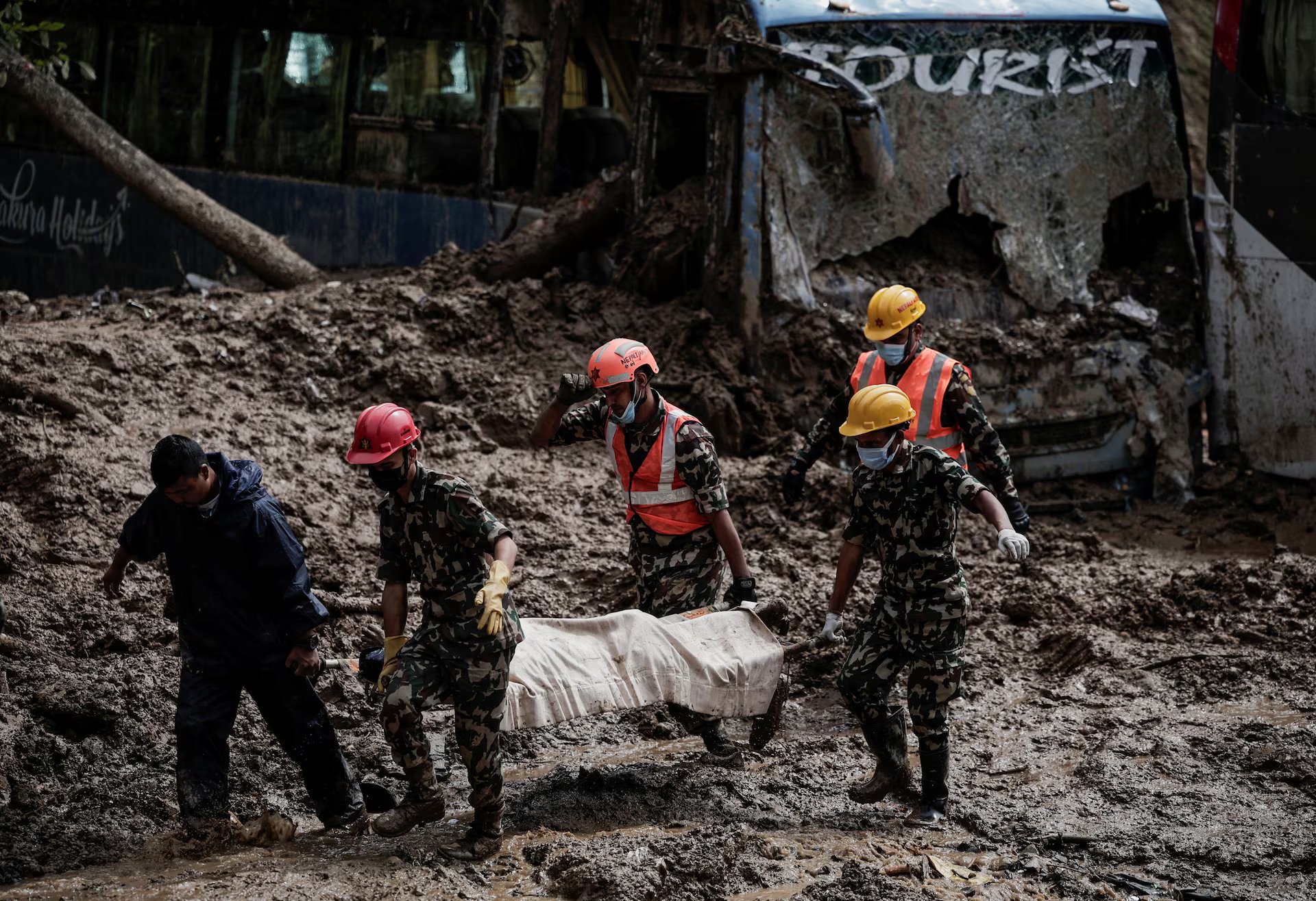 nepal dong cua truong hoc khi so nguoi chet vi mua lon len toi 151 hinh 1