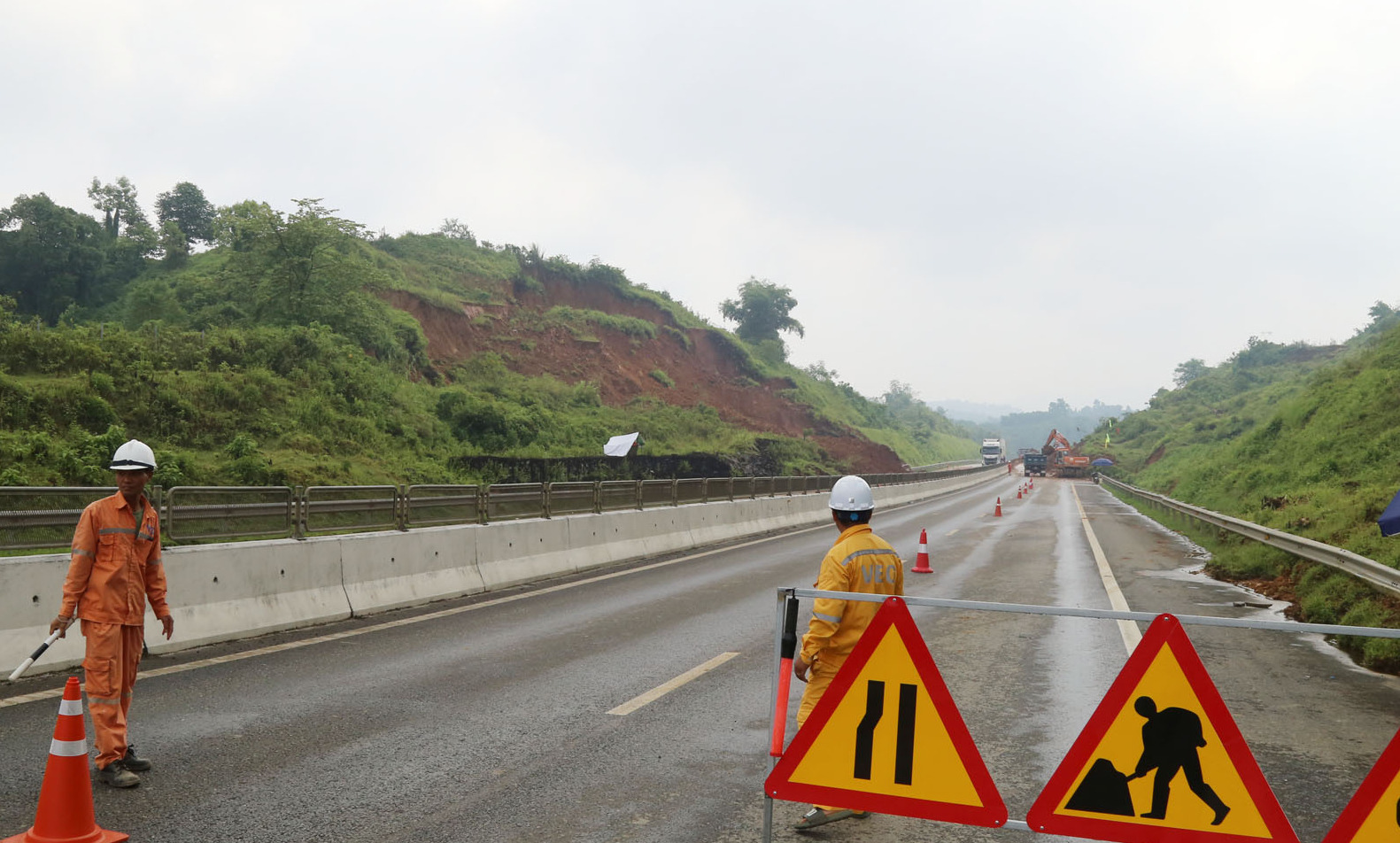 tap trung xu ly cac diem sat lo tren cao toc noi bai  lao cai hinh 1