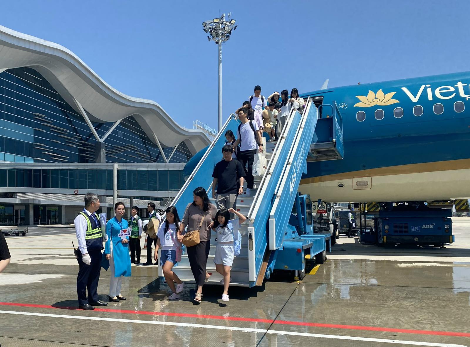 vietnam airlines trao qua cho hanh khach thu 9 trieu den khanh hoa hinh 1