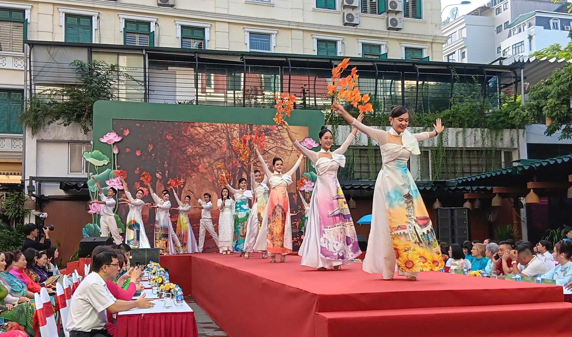 phat dong thang ao dai ha noi nhan ky niem 70 nam ngay giai phong thu do hinh 3