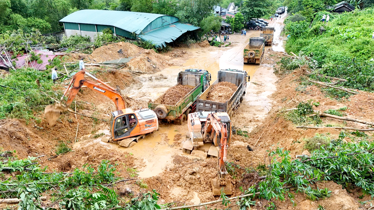 khac phuc hau qua mua lu sat lo anh huong den ha tang giao thong tai ha giang hinh 1